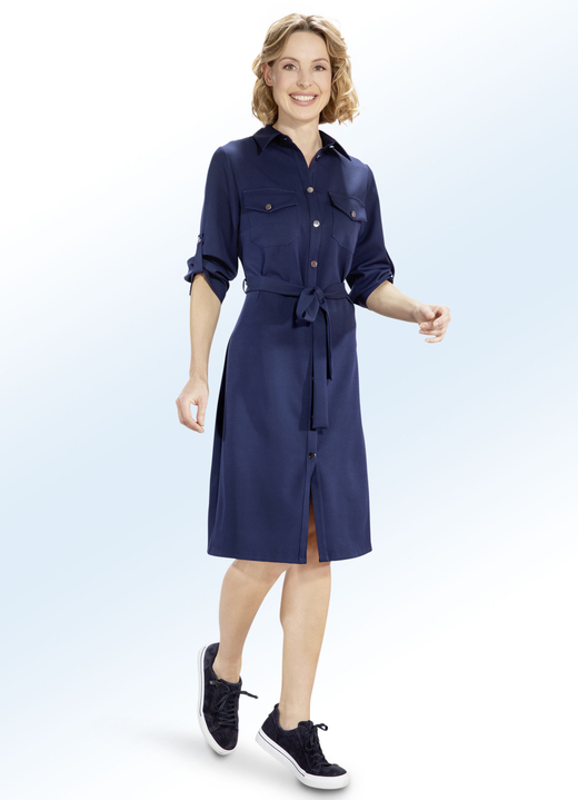 - Kleid mit Bindegürtel und Schmuckknöpfen, in Größe 038 bis 052, in Farbe MARINE