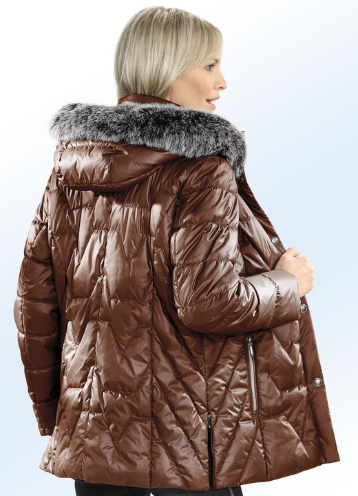 - Jacke in 2 Farben mit abnehmbarer Kapuze, in Größe 036 bis 054, in Farbe KASTANIE