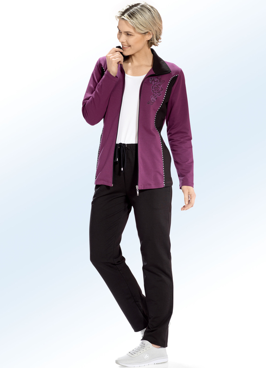 Freizeitanzüge - Freizeitanzug mit Kontrasteinsätzen und Zierpaspeln Ansicht 2 Freizeitanzüge - Freizeitanzug mit Kontrasteinsätzen und Zierpaspeln, in Größe 019 bis 050, in Farbe BEERE-SCHWARZ Ansicht 2