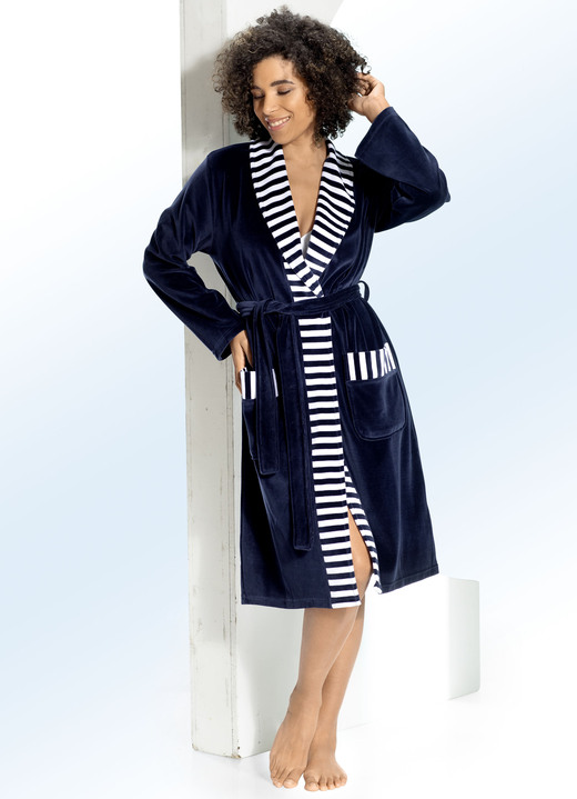 Plantier - Hausmantel mit Schalkragen, in Größe 036 bis 054, in Farbe AUBERGINE Ansicht 2