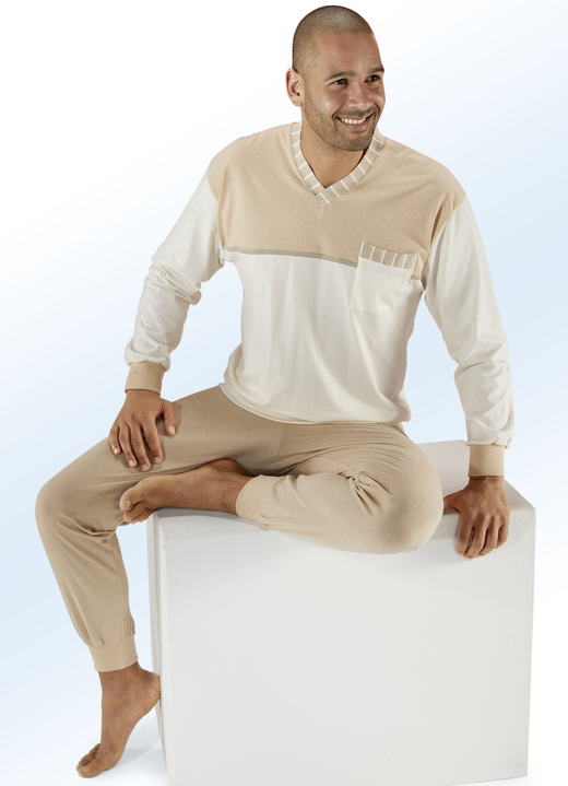 Schlafanzüge - Götting Schlafanzug mit V-Ausschnitt, Brusttasche und Bündchenabschlüssen, in Farbe ECRU-CAMEL