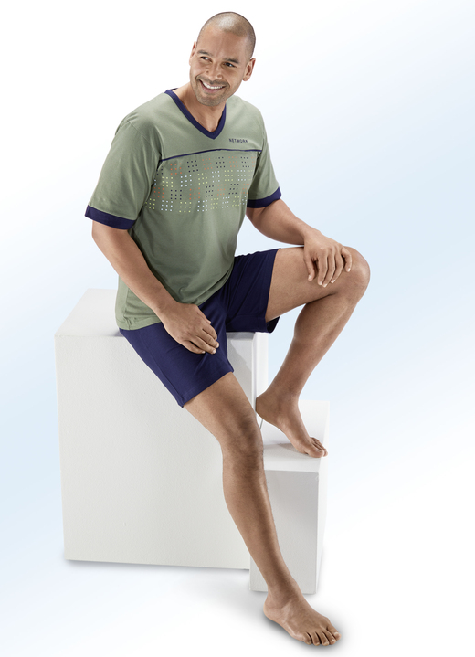 Shortys - Zweierpack Shortys mit V-Ausschnitt und platziertem Druck, in Größe 046 bis 062, in Farbe OLIV-MARINE Ansicht 1