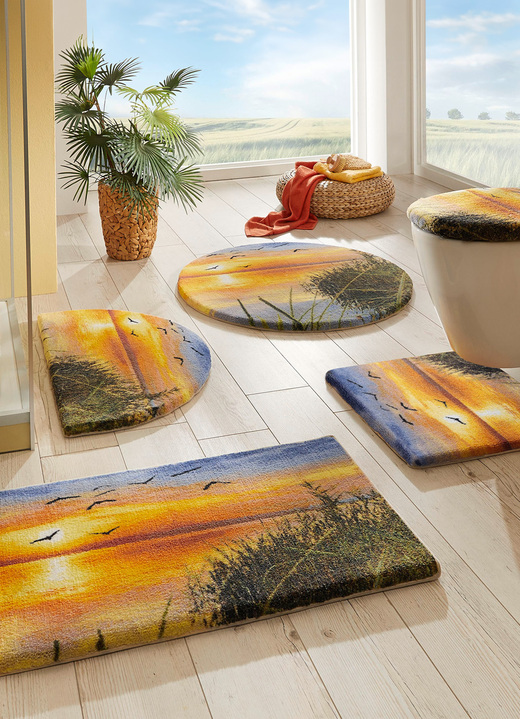 Badgarnituren - Farbenprächtige Badgarnitur mit schöner Bandeinfassung, in Größe 100 (Vorleger halbrund, 50/ 80 cm) bis 112 (Motiv-WC-Deckelbezug, 47/ 50 cm), in Farbe  Ansicht 3