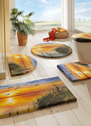 Badgarnituren - Farbenprächtige Badgarnitur mit schöner Bandeinfassung, in Größe 100 (Vorleger halbrund, 50/ 80 cm) bis 112 (Motiv-WC-Deckelbezug, 47/ 50 cm), in Farbe  – Ansicht 