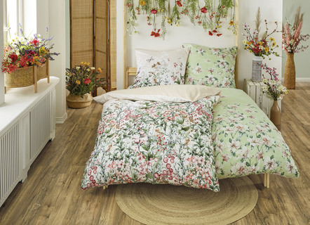 Komfortable Bettwäsche-Garnitur mit naturnahen Blumen-Motiven
