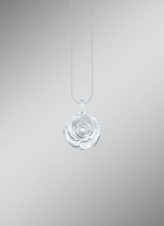 Medaillon im Rosen-Design