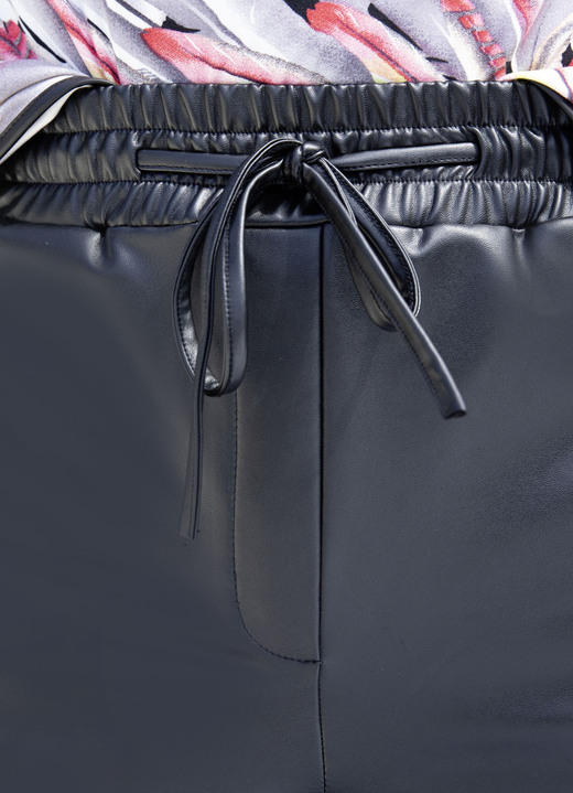 - Hose im angesagten Joggpant-Style, in Größe 019 bis 042, in Farbe SCHWARZ Ansicht 2