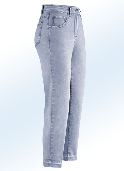 Hosen mit Knopf- und Reißverschluss - Jeans in 7/8-Länge mit modischer Saumfärbung, in Größe 017 bis 048, in Farbe HELLBLAU Ansicht 1