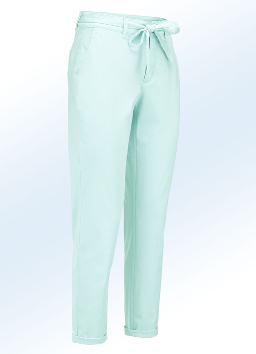 Hosen mit Knopf- und Reißverschluss -  Hose in trendiger Chino-Form, in Größe 017 bis 052, in Farbe JADEGRÜN Ansicht 1