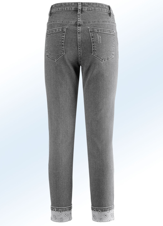 Hosen mit Knopf- und Reißverschluss - Edel-Jeans in 7/8-Länge mit hübschem Glitzersteinchenbesatz Ansicht 2 Hosen mit Knopf- und Reißverschluss - Edel-Jeans in 7/8-Länge mit hübschem Glitzersteinchenbesatz, in Größe 018 bis 052, in Farbe GRAU Ansicht 2