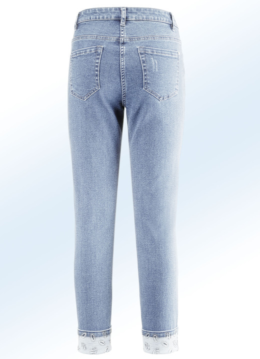 Hosen mit Knopf- und Reißverschluss - Edel-Jeans in 7/8-Länge mit hübschem Glitzersteinchenbesatz Ansicht 2 Hosen mit Knopf- und Reißverschluss - Edel-Jeans in 7/8-Länge mit hübschem Glitzersteinchenbesatz, in Größe 018 bis 052, in Farbe HELLBLAU Ansicht 2