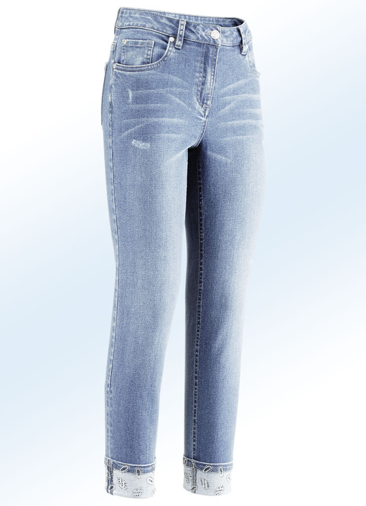 Hosen mit Knopf- und Reißverschluss - Edel-Jeans in 7/8-Länge mit hübschem Glitzersteinchenbesatz, in Größe 018 bis 052, in Farbe HELLBLAU Ansicht 1