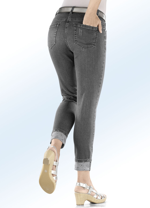 Hosen - Edel-Jeans in 7/8-Länge mit hübschem Glitzersteinchenbesatz, in Größe 018 bis 052, in Farbe JEANSBLAU Ansicht 12