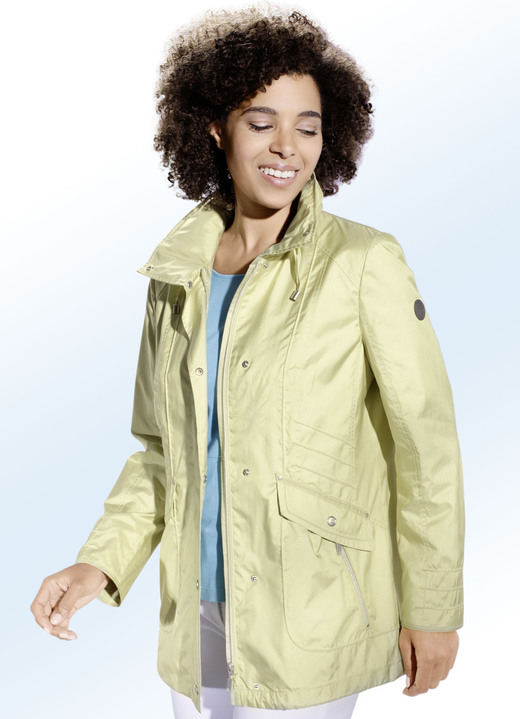 Kurz - Jacke in 2 Farben mit im Kragen verstaubarer Kapuze, in Größe 036 bis 054, in Farbe PISTAZIE Ansicht 1