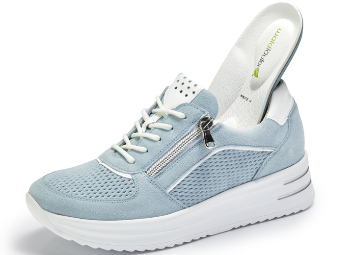 Slipper & Schnürschuhe - Waldläufer Sneaker mit Lackeinsätzen, in Größe 3 1/2 bis 8, in Farbe HELLBLAU Ansicht 2
