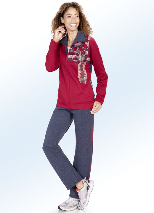 Freizeitanzüge - Freizeitanzug mit Blumendruck Ansicht 2 Freizeitanzüge - Freizeitanzug mit Blumendruck, in Größe 019 bis 050, in Farbe ROT-JEANSBLAU MELIERT Ansicht 2