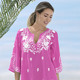 Strandkleider - Tunika mit weißer Stickerei sowie Seitenschlitzen, reine Baumwolle – Farbe FUCHSIA-WEISS Strandkleider - Tunika mit weißer Stickerei sowie Seitenschlitzen, reine Baumwolle, in Größe 036 bis 056, in Farbe FUCHSIA-WEISS