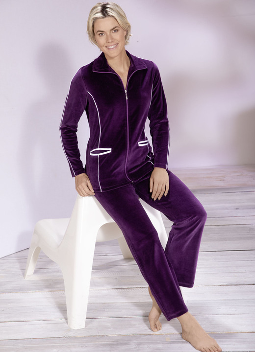 Damenmode - Hausanzug mit Kontrastpaspelierung, in Größe 018 bis 052, in Farbe AUBERGINE