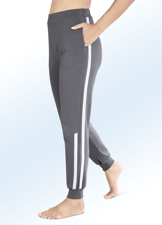 Laurina - Hose mit zwei Seitennahttaschen, in Größe 018 bis 054, in Farbe BORDEAUX Ansicht 4