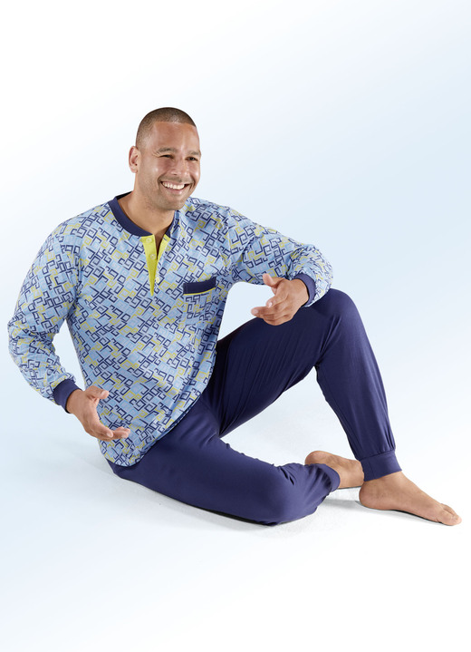 Schlafanzüge - Schlafanzug mit Alloverdessin, Knopfleiste und Brusttasche, in Größe 048 bis 066, in Farbe BLAU-BUNT