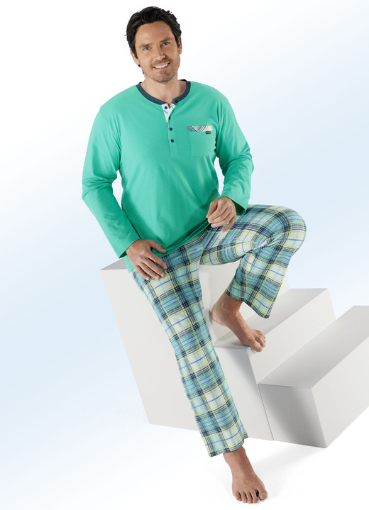 Schlafanzüge - Schlafanzug mit Knopfleiste, aufgesetzter Brusttasche und Karodessin, in Größe 046 bis 060, in Farbe GRÜN-BUNT Ansicht 1