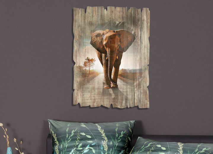 Tiere - Holzbildbild Ein Elefant läuft auf einer Straße mit der Sonne im Rücken, in Farbe BRAUN-GRAU Ansicht 1