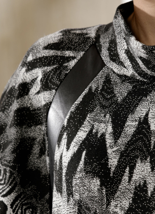 Ponchos - Poncho-Pullover in weich fließendem Material, in Größe L(44/46) bis XXL(52/54), in Farbe SCHWARZ-ECRU Ansicht 2