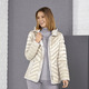 Kurz - Funktionsjacke mit abnehmbarer Kapuze – Farbe HELLBEIGE – Ansicht 2 Kurz - Funktionsjacke mit abnehmbarer Kapuze, in Größe 034 bis 052, in Farbe KHAKI – Farbe HELLBEIGE – Ansicht 2