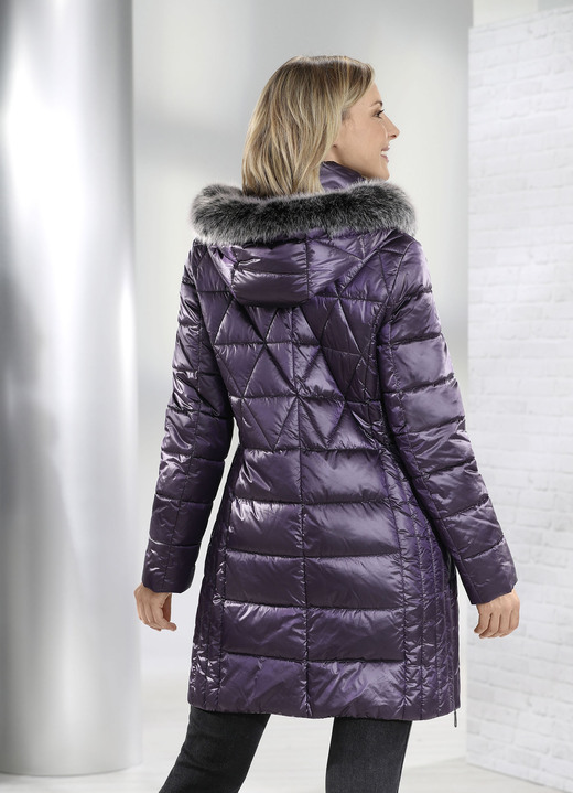 Wintermäntel - Kurzmantel mit Längssteppung seitlich, in Größe 036 bis 054, in Farbe AUBERGINE Ansicht 2