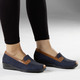 Slipper & Schnürschuhe - Waldläufer, bequeme Damen-Slipper, Weite H, mit herausnehmbarem Fußbett, in Größe 3 1/2 bis 8, in Farbe COGNAC-BLAU – Farbe MARINE-COGNAC – Ansicht 2