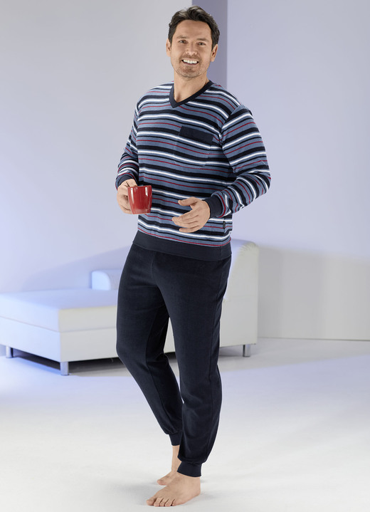 Schlafanzüge - Schlafanzug aus Frottierstretch mit Bündchenabschlüssen, V-Ausschnitt und garngefärbtem Ringeldessin, in Größe 046 bis 060, in Farbe JEANSBLAU-NAVY Ansicht 2