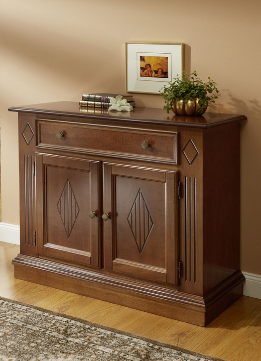 - Kommodenserie mit kunstvollen Verzierungen und Echtholzfurnier, in Farbe NUSSBAUM, in Ausführung 1-türig Ansicht 2