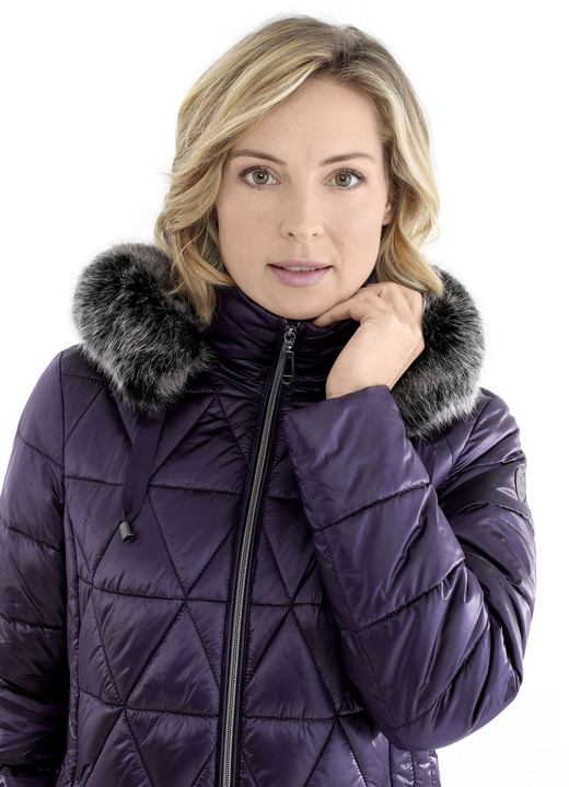 Wintermäntel - Kurzmantel mit Längssteppung seitlich, in Größe 036 bis 054, in Farbe AUBERGINE Ansicht 3