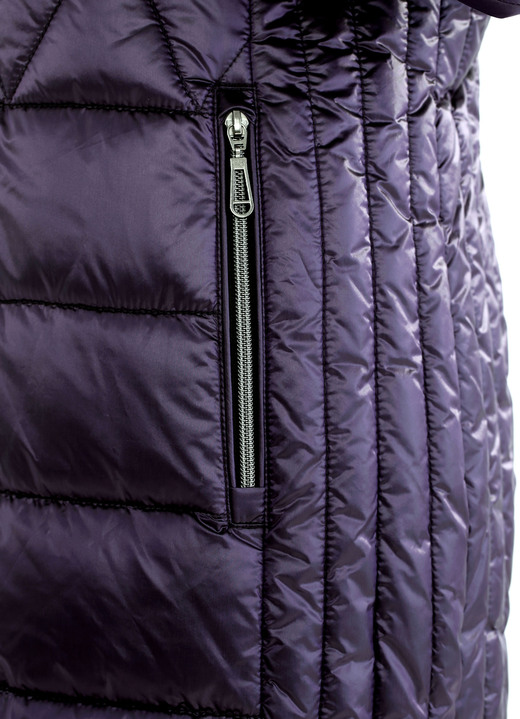 Wintermäntel - Kurzmantel mit Längssteppung seitlich Ansicht 4 Wintermäntel - Kurzmantel mit Längssteppung seitlich, in Größe 036 bis 054, in Farbe AUBERGINE Ansicht 4