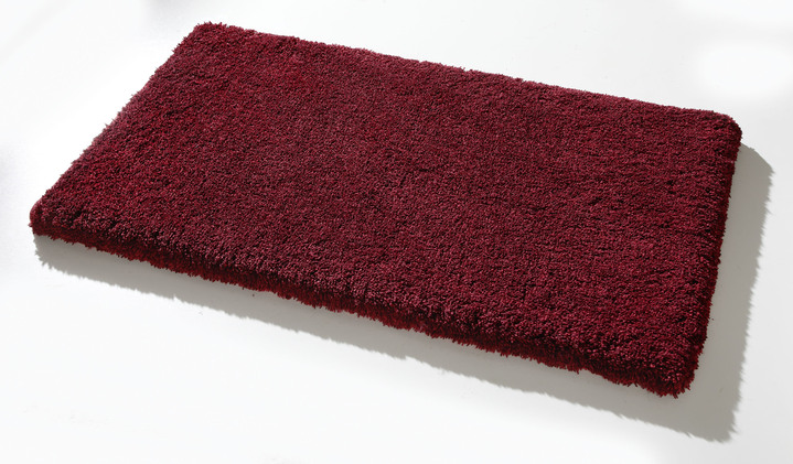 Badgarnituren - Weiche Badgarnitur aus dem Hause Grund, in Größe 100 (Vorleger halbrund, 50/ 80 cm) bis 112 (WC-Deckelbezug, 47/ 50 cm), in Farbe ROT Ansicht 1