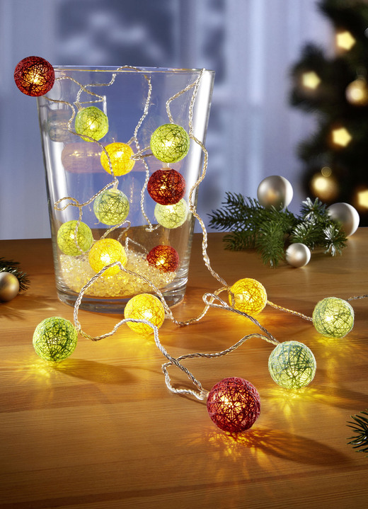 Weihnachtliche Dekorationen - LED-Lichterkette mit bunten Baumwollkugeln, in Farbe BUNT