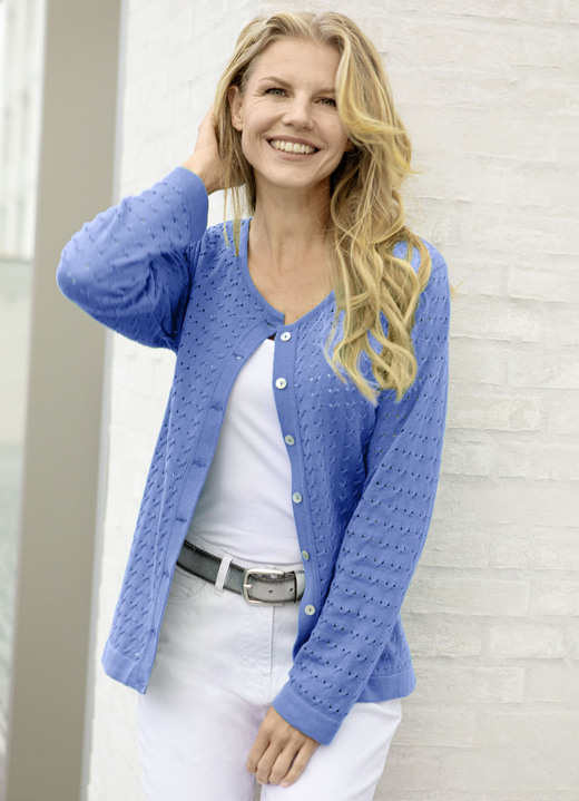 Pullover & Strickmode - Strickjacke mit hübschem Muster, in Größe 038 bis 054, in Farbe BLAU Ansicht 1