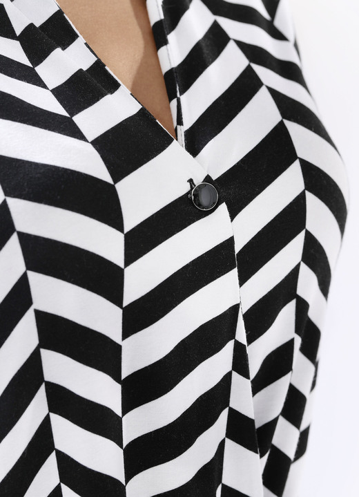 Langarm - Faszinierendes Poloshirt in Wickel-Optik Ansicht 2 Langarm - Faszinierendes Poloshirt in Wickel-Optik, in Größe 034 bis 052, in Farbe SCHWARZ-WEISS Ansicht 2