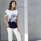 Kurzarm - Stilvolles Shirt mit Strass-Schriftzug – Farbe ECRU-MARINE – Ansicht 2 Kurzarm - Stilvolles Shirt mit Strass-Schriftzug, in Größe 038 bis 054, in Farbe ECRU-MARINE – Farbe ECRU-MARINE – Ansicht 2