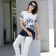 Kurzarm - Stilvolles Shirt mit Strass-Schriftzug – Farbe ECRU-MARINE – Ansicht 4 Kurzarm - Stilvolles Shirt mit Strass-Schriftzug, in Größe 038 bis 054, in Farbe ECRU-MARINE – Farbe ECRU-MARINE – Ansicht 4
