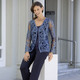 Anlassblusen - Blusenjacke mit Schmuckknöpfen – Farbe MARINE-BLEU – Ansicht 2 Anlassblusen - Blusenjacke mit Schmuckknöpfen, in Größe 036 bis 052, in Farbe MARINE-BLEU – Farbe MARINE-BLEU – Ansicht 2
