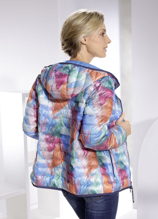 Kurz - Funktions-Wendejacke mit fester Kapuze, in Größe 034 bis 052, in Farbe PINK-BUNT Ansicht 2