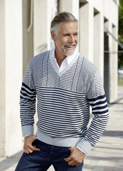 Pullover & Strickmode - V-Pullover mit Streifen- und Strukturdessin Ansicht 2 Pullover & Strickmode - V-Pullover mit Streifen- und Strukturdessin, in Größe 046 bis 062, in Farbe MARINE-GRAU Ansicht 2