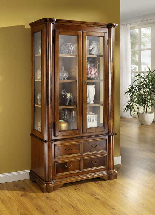- Teilmassive Vitrine mit Wurzelholzfurnier, in Farbe NUSSBAUM