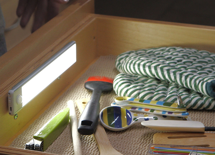 Praktische Hilfsmittel - LED-Leuchtleiste von HandyLux mit Bewegungssensor Ansicht 4 Praktische Hilfsmittel - LED-Leuchtleiste von HandyLux mit Bewegungssensor, in Farbe GRAU Ansicht 4