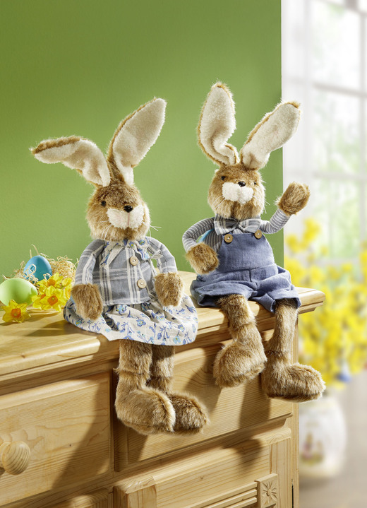 - Kantenhocker Hase aus Plüsch, in Farbe BRAUN-BLAU, in Ausführung Hase mit Latzhose und Fliege