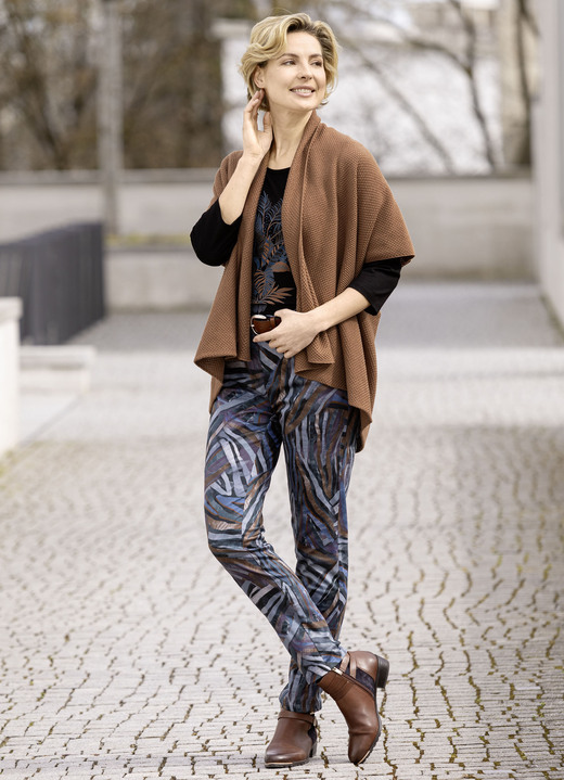 Hosen - Hose mit rückwärtigen Dehnbundeinsätzen, in Größe 018 bis 052, in Farbe JEANSBLAU-SCHOKO-AUBERGINE Ansicht 4