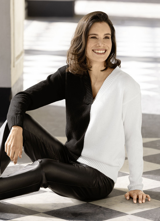 Langarm - Pullover in Flauschqualität, in Größe L(44/46) bis XS(32/34), in Farbe SCHWARZ-WEISS Ansicht 2