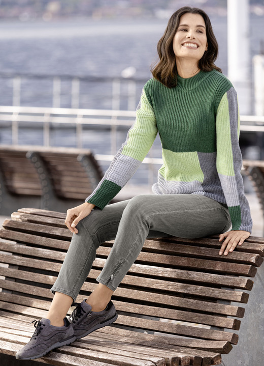 Hosen mit Knopf- und Reißverschluss - Magic-Jeans mit modischen Reißverschlüssen an den Beinabschlüssen, in Größe 017 bis 050, in Farbe JEANSBLAU Ansicht 4