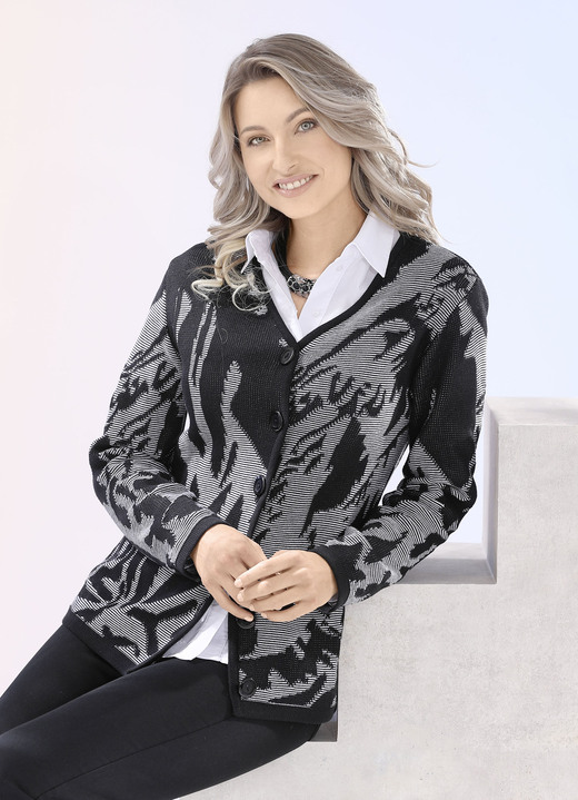 Strickjacken - Strickjacke in grafischer Optik mit platischem Effekt Ansicht 2 Strickjacken - Strickjacke in grafischer Optik mit platischem Effekt, in Größe 038 bis 054, in Farbe SCHWARZ-WEISS Ansicht 2
